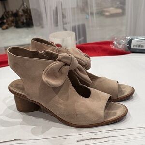 Bernardo Beige Open-Toe Heels with Bow